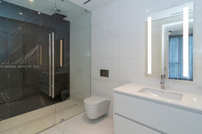 Building Photo - 300 Biscayne Blvd Way