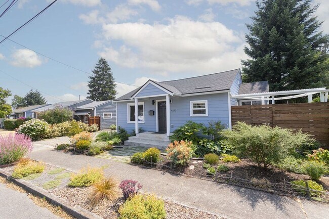 Building Photo - Charming Two Bedroom Haven in SE Portland!