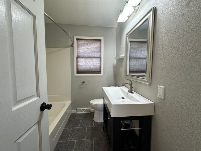 Building Photo - Updated 3 bedroom house in Badger now available! $1550