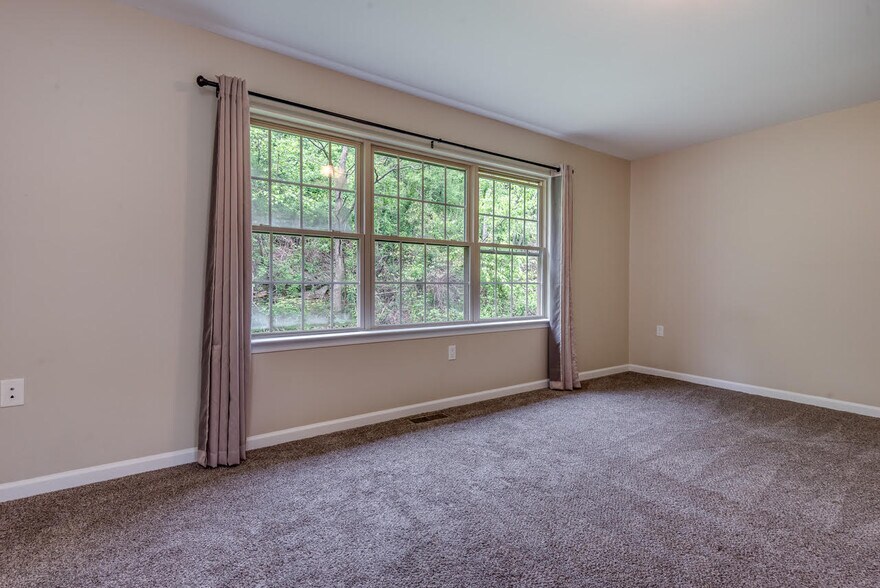 Building Photo - 5 Anastasia Ct