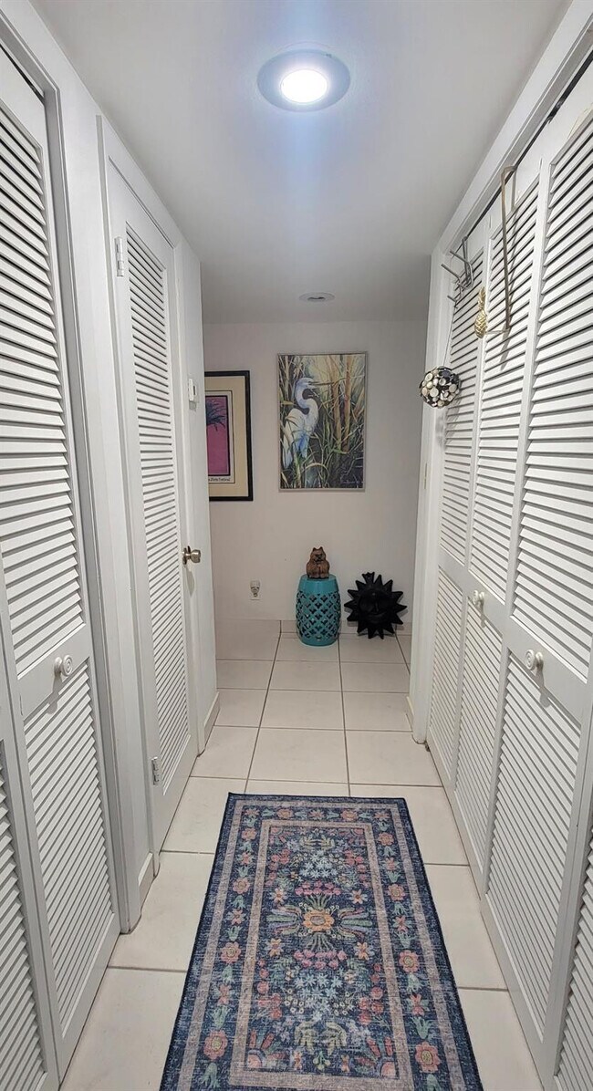 Building Photo - 1800 NE 39th Ct