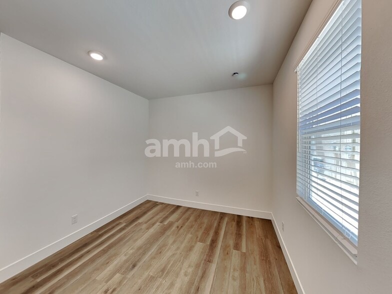 Building Photo - 9118 Fiesta Impatiens Ct
