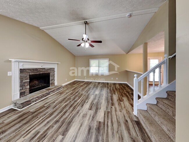 Building Photo - 1005 Whispering Woods Dr