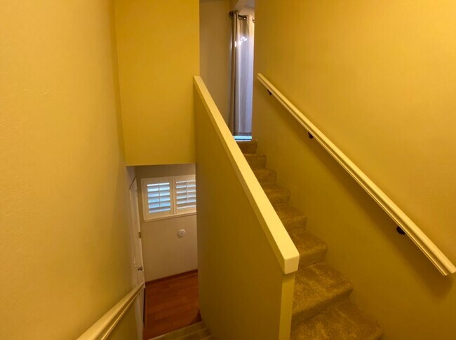 Building Photo - Two bedroom condo in Gated Community with ...