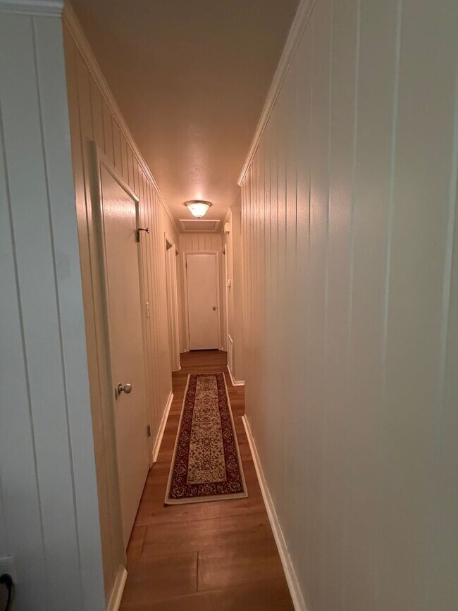 Building Photo - 3/1 Located in the Heart of Tallahassee Florida. Available NOW