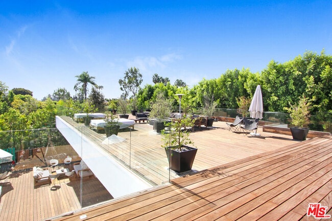 Building Photo - 9570 Sunset Blvd