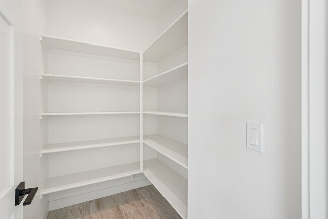 Building Photo - 910 E Roma Ave