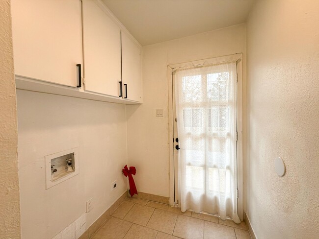 Building Photo - 7528-7528 Thistle Ln