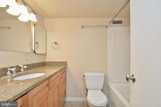 Building Photo - Bright 1BR 1B Condo | All Utilities Included | Arlington
