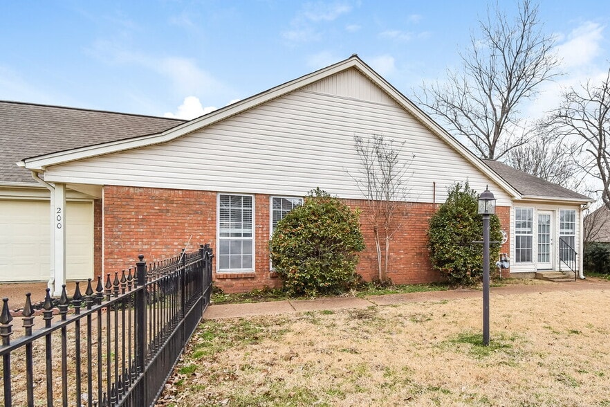 Building Photo - 200 Gaslight Cove