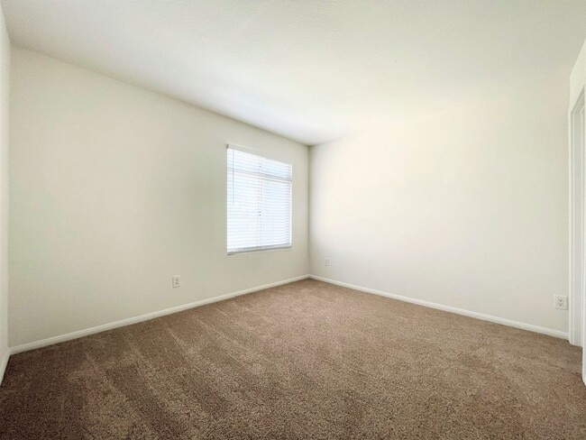 Building Photo - Upper Level Condo in Gated Arbor Hill!