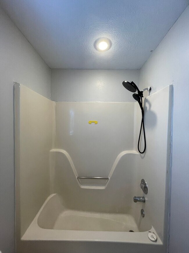 Building Photo - 531-B N Oak Grove Ave