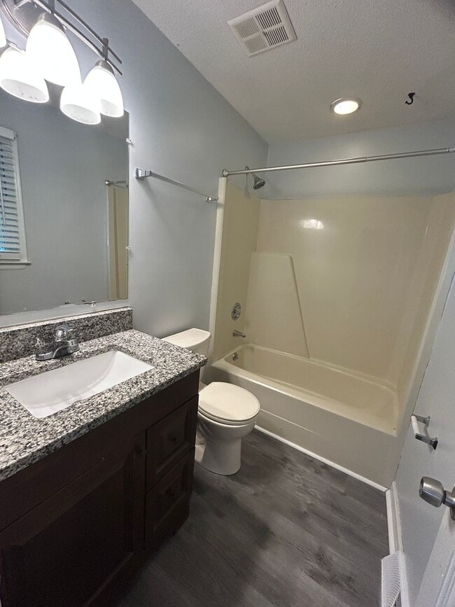 Building Photo - Large 4 bedroom 3 bathroom house in the he...