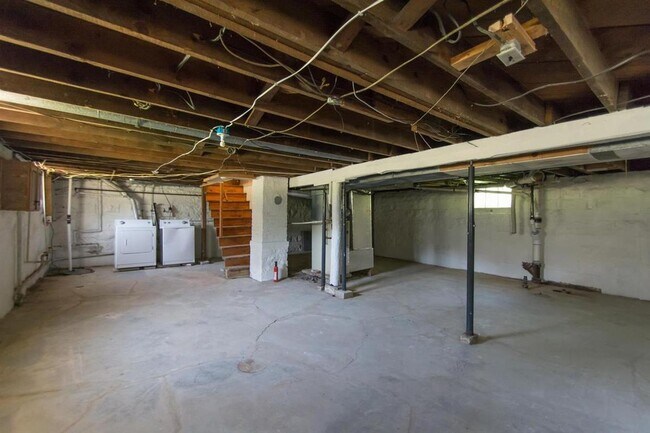 Building Photo - 3 bedroom, 1 bath Home: Available August 2026!