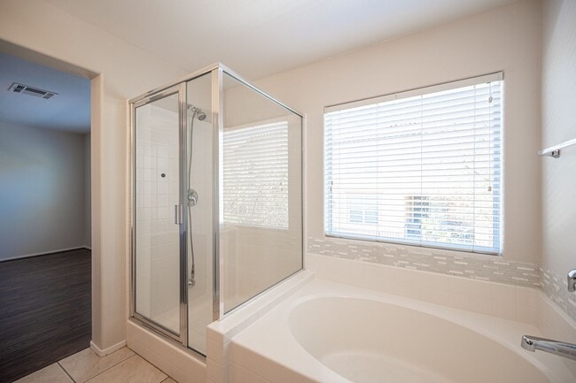 Building Photo - Beautiful 4 Bedroom 2.5 bath Home in the Southwest!