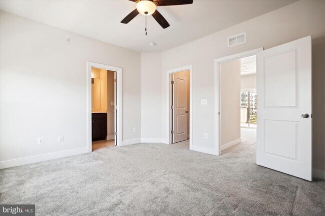 Building Photo - 909 Rockwell Ave