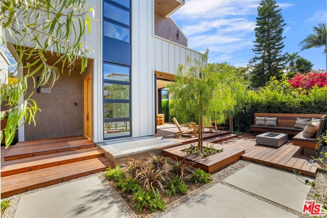 Building Photo - 822 Superba Ave