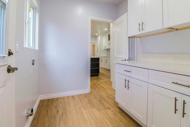 Building Photo - 621 N Bedford Dr