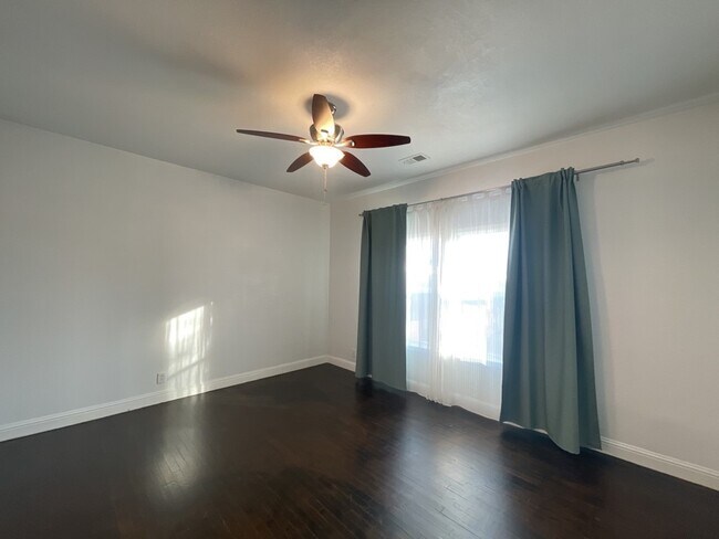 Building Photo - 806 E 3rd St