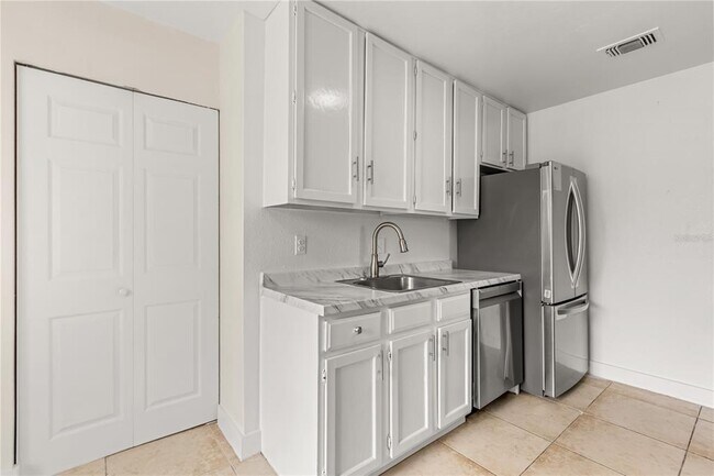 Building Photo - 4038 Versailles Dr