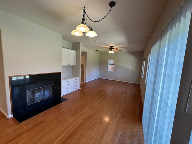 Building Photo - Beautiful 4 Bedroom, 3 Bath Brentwood Home