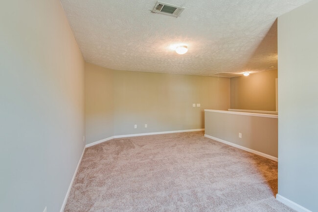 Building Photo - This 3 BR/2.5 BA Oak Hill Townhome Should Satisfy Your Standards!!!