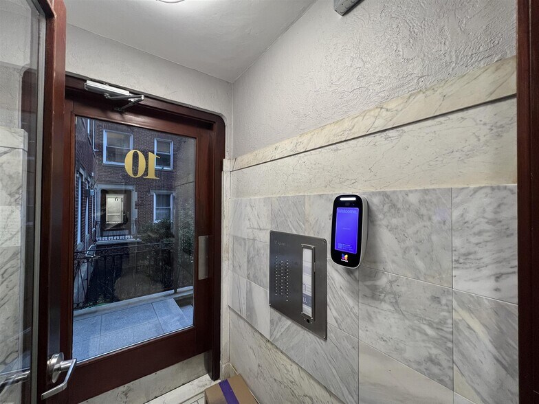 Building Photo - 18 Agassiz St