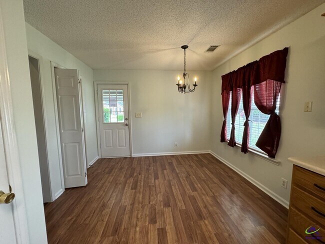 Building Photo - 104 Myles Ln