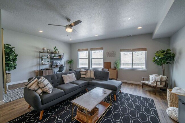 Building Photo - Gorgeous Modern Townhome in Draper