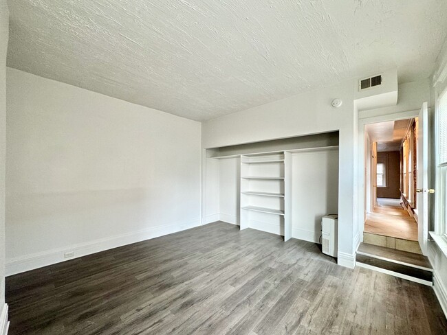 Building Photo - 2233 Victor St