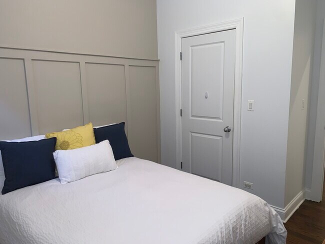 Building Photo - 1324 W Pratt Blvd