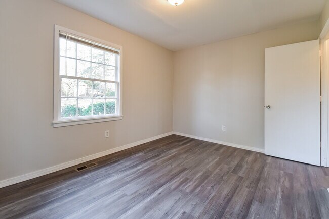Building Photo - 842 Bonneville Terrace NW