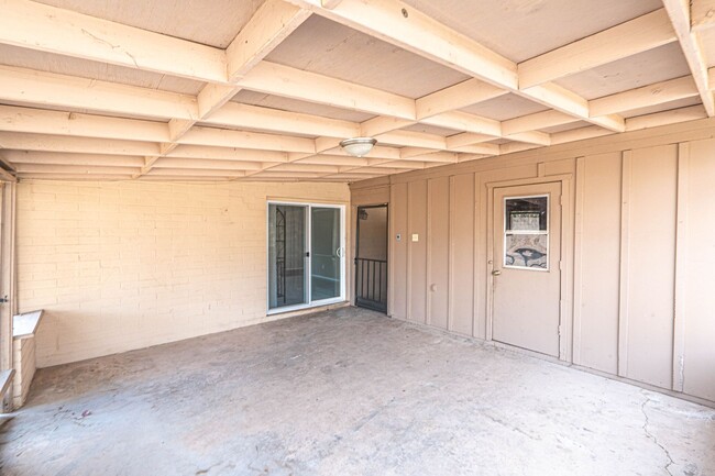 Building Photo - Great Property with a HUGE backyard in Tempe!