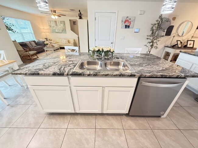 Building Photo - Spacious 4-Bedroom Home with Granite Count...