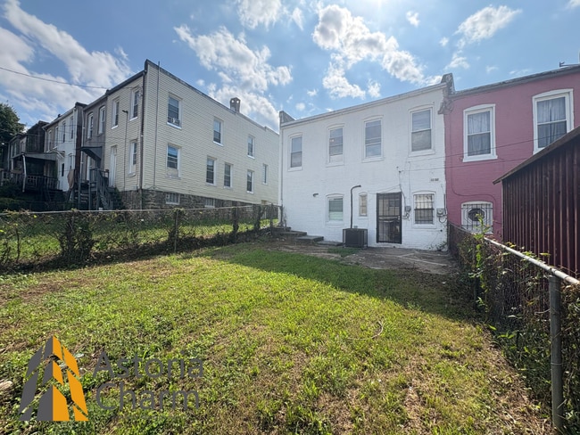 Building Photo - 3-Bedroom Home with Fireplace, Fenced Yard...