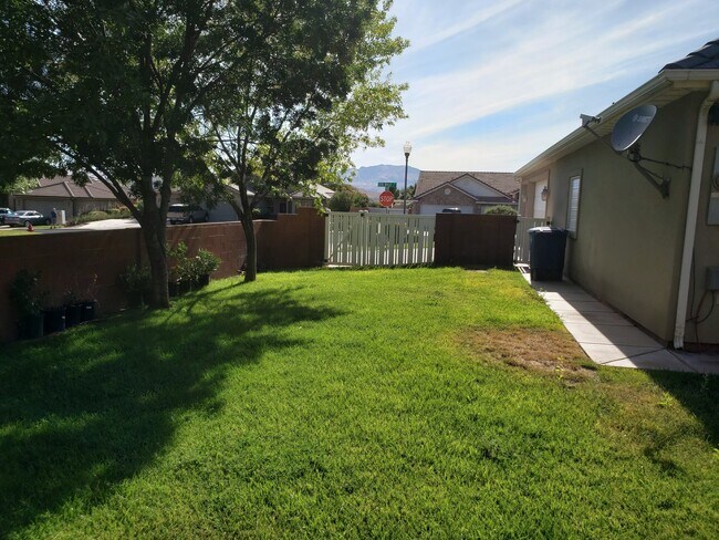 Building Photo - Beautiful 4 bed 2 bath home with 3 car gar...