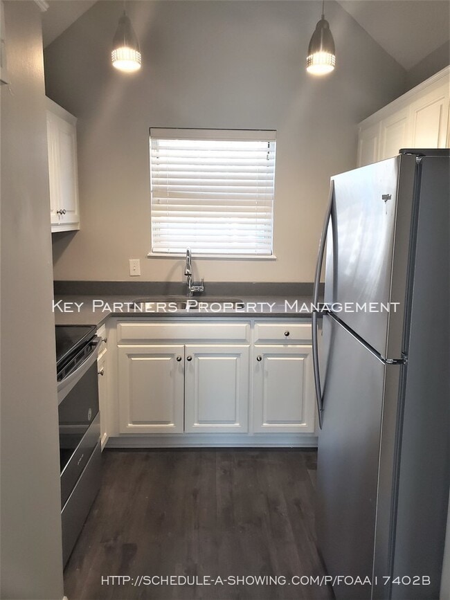 Building Photo - 6823 W 76th St - 2 Bed 2 Bath Remodel!