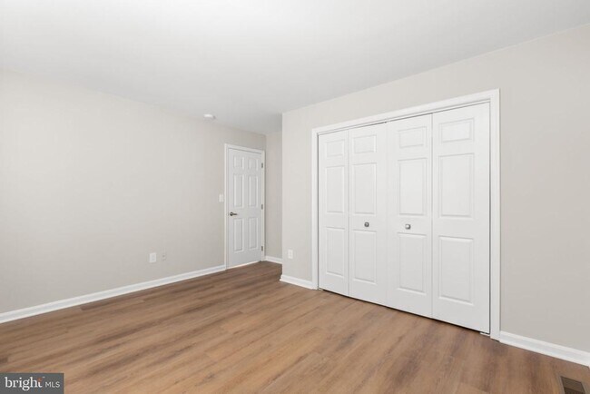 Building Photo - 205 Old Landing Ct