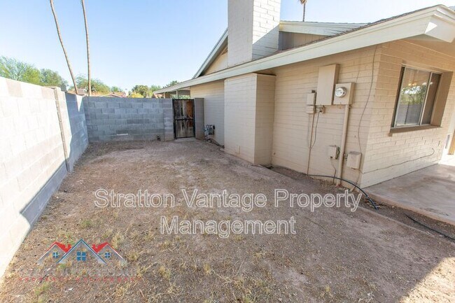 Building Photo - 704 E La Jolla Dr