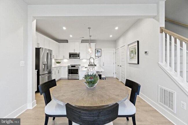 Building Photo - 43805 Middleway Ter