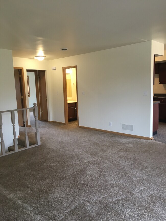 Building Photo - 1928 Redwood Dr