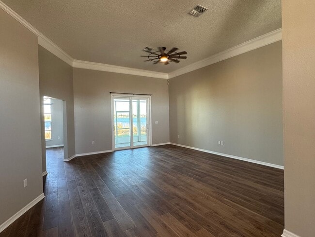 Building Photo - LakeFront Home in Haines City. Lawncare  Included