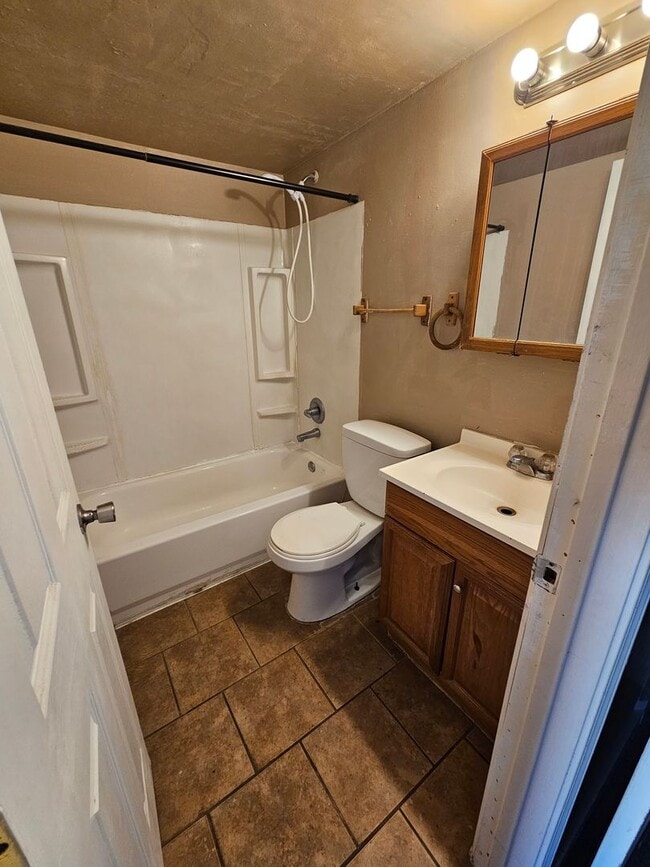 Building Photo - 2 Bedroom/2 Bath Home with Refrigerated Ai...