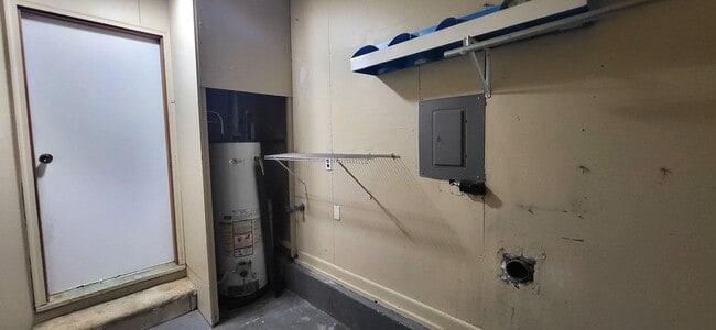 Building Photo - 3 Bedroom Home $1095! 2 Living Areas! Sout...