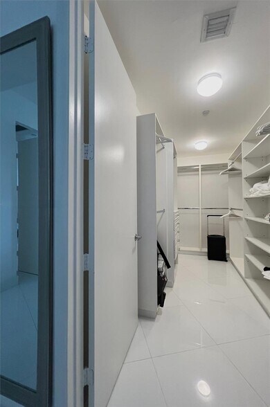 Building Photo - 15811 Collins Ave
