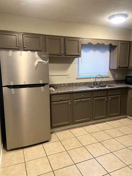 Building Photo - 921 Garywood Pl