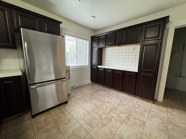 Building Photo - Large centrally located unit with shared yard