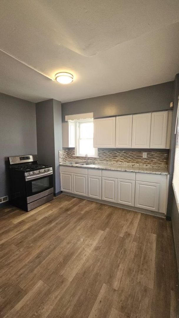 Building Photo - Charming 3-Bedroom Property in Prime Location