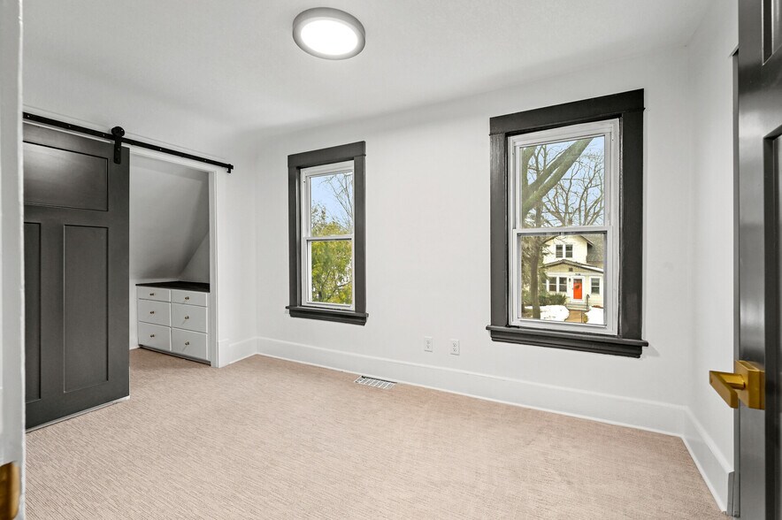 Building Photo - 3127 33rd Ave S