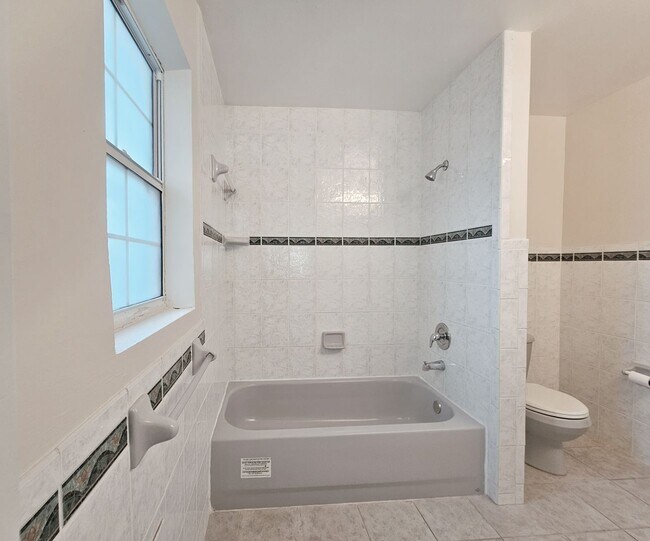 Building Photo - 3 Bedroom 2 Bath 1 Car Garage Home in St. Pete!!